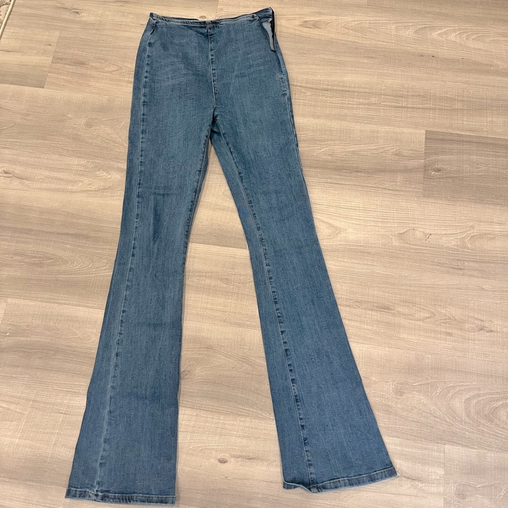 Boohoo Tall Bootcut flare. 37 inseam. Side zip detail. Fits 2-4